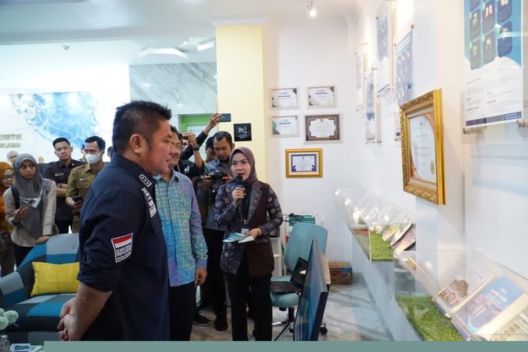 Gubernur Provinsi Sumatera Selatan, Herman Deru, melakukan kunjungan ke Kantor BPS Provinsi Sumsel, hari Selasa tanggal 18 April 2023. (foto : Humas Pemprov Sumsel)