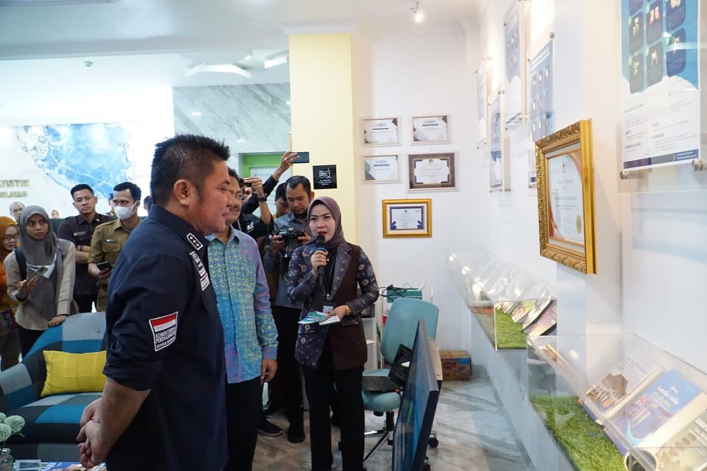 Gubernur Provinsi Sumatera Selatan, Herman Deru, melakukan kunjungan ke Kantor BPS Provinsi Sumsel, hari Selasa tanggal 18 April 2023. (foto : Humas Pemprov Sumsel)