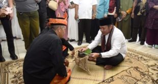 Gubernur Provinsi Sumatera Selatan, Herman Deru, dianugerahi gelar dari Lembaga Adat Kecamatan Lengkiti Kabupaten OKU. Gelar tersebut diberikan Lembaga Adat berdasarkan Surat Keputusan Pemangku Adat Kecamatan Lengkiti Nomor : 201/PA/LENGKITI/2023.