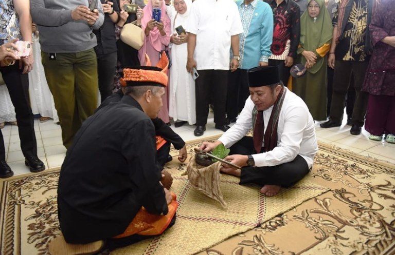 Gubernur Provinsi Sumatera Selatan, Herman Deru, dianugerahi gelar dari Lembaga Adat Kecamatan Lengkiti Kabupaten OKU. Gelar tersebut diberikan Lembaga Adat berdasarkan Surat Keputusan Pemangku Adat Kecamatan Lengkiti Nomor : 201/PA/LENGKITI/2023.