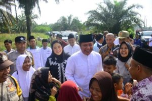 Gubernur Provinsi Sumatera Selatan (Sumsel), Herman Deru, bersama masyarakat Desa Sidomulyo, Kelurahan Putak, Kecamatan Gelumbang, Kabupaten Muara Enim, melaksanakan silaturahmi halal bi halal sekaligus penyerahan bantuan baju seragam kepada muslimat Nahdlatul Ulama, pada hari Jumat tanggal 19 Mei 2023.