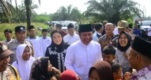Gubernur Provinsi Sumatera Selatan (Sumsel), Herman Deru, bersama masyarakat Desa Sidomulyo, Kelurahan Putak, Kecamatan Gelumbang, Kabupaten Muara Enim, melaksanakan silaturahmi halal bi halal sekaligus penyerahan bantuan baju seragam kepada muslimat Nahdlatul Ulama, pada hari Jumat tanggal 19 Mei 2023.