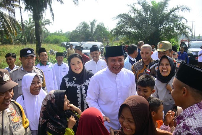 Gubernur Provinsi Sumatera Selatan (Sumsel), Herman Deru, bersama masyarakat Desa Sidomulyo, Kelurahan Putak, Kecamatan Gelumbang, Kabupaten Muara Enim, melaksanakan silaturahmi halal bi halal sekaligus penyerahan bantuan baju seragam kepada muslimat Nahdlatul Ulama, pada hari Jumat tanggal 19 Mei 2023.