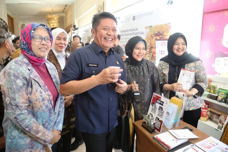 Gubernur Provinsi Sumatera Selatan, Herman Deru, menghadiri Mobile Intelectual Property Clinic yang diselenggarakan Kantor Wilayah (Kanwil) Kementerian Hukum dan HAM (Kemenkumham) Provinsi Sumsel di Hotel Aryaduta Palembang, pada hari Selasa tanggal 23 Mei 2023.