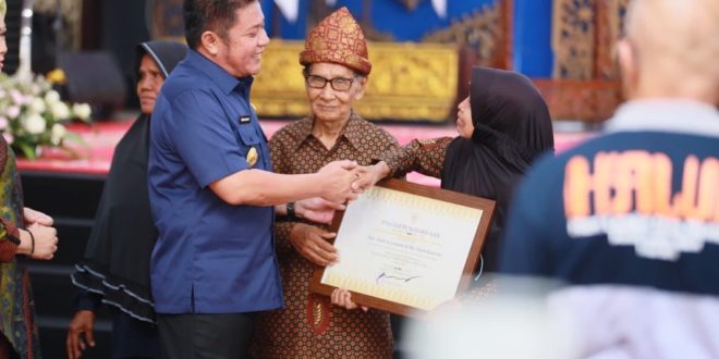 Gubernur Provinsi Sumatera Selatan (Sumsel), Herman Deru, memberikan beberapa pesan penting kepada para Lanjut Usia (Lansia) Sumsel saat memperingati Hari Lanjut Usia Nasional (HLUN) ke 27 yang diselenggarakan di Griya Agung pada hari Senin tanggal 29 Mei 2023.