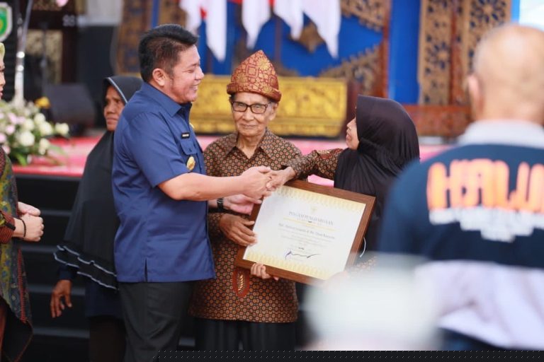Gubernur Provinsi Sumatera Selatan (Sumsel), Herman Deru, memberikan beberapa pesan penting kepada para Lanjut Usia (Lansia) Sumsel saat memperingati Hari Lanjut Usia Nasional (HLUN) ke 27 yang diselenggarakan di Griya Agung pada hari Senin tanggal 29 Mei 2023.