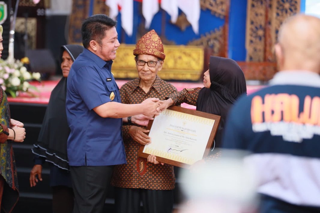 Gubernur Provinsi Sumatera Selatan (Sumsel), Herman Deru, memberikan beberapa pesan penting kepada para Lanjut Usia (Lansia) Sumsel saat memperingati Hari Lanjut Usia Nasional (HLUN) ke 27 yang diselenggarakan di Griya Agung pada hari Senin tanggal 29 Mei 2023.