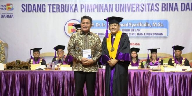 Gubernur Provinsi Sumatera Selatan (Sumsel), Herman Deru, menyaksikan pengukuhan Prof. Dr. Ir. H. Achmad Syarifudin, M.Sc., Sebagai Guru Besar Universitas Bina Darma (UBD) Bidang Ilmu Teknik Sipil dan lingkungan, bertempat di Ballroom Grand Atyasa Kota Palembang, pada hari Kamis tanggal 25 Mei 2023.