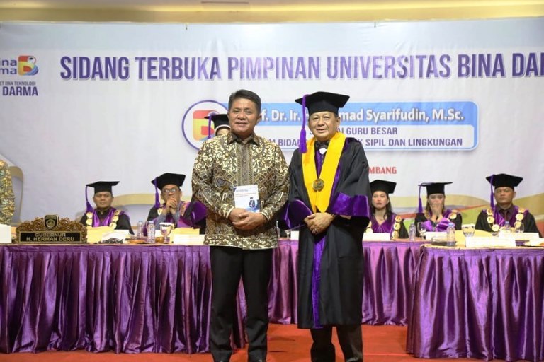 Gubernur Provinsi Sumatera Selatan (Sumsel), Herman Deru, menyaksikan pengukuhan Prof. Dr. Ir. H. Achmad Syarifudin, M.Sc., Sebagai Guru Besar Universitas Bina Darma (UBD) Bidang Ilmu Teknik Sipil dan lingkungan, bertempat di Ballroom Grand Atyasa Kota Palembang, pada hari Kamis tanggal 25 Mei 2023.