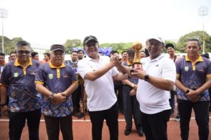 Gubernur Sumsel, Herman Deru, saat membuka Turnamen Sepakbola Antar OPD Piala Gubernur 2023 yang digelar di Stadion Bumi Sriwijaya, Kota Palembang, pada hari Rabu tanggal 31 Mei 2023.