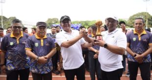 Gubernur Sumsel, Herman Deru, saat membuka Turnamen Sepakbola Antar OPD Piala Gubernur 2023 yang digelar di Stadion Bumi Sriwijaya, Kota Palembang, pada hari Rabu tanggal 31 Mei 2023.