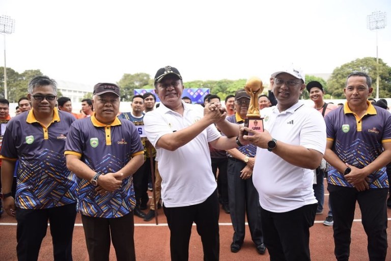 Gubernur Sumsel, Herman Deru, saat membuka Turnamen Sepakbola Antar OPD Piala Gubernur 2023 yang digelar di Stadion Bumi Sriwijaya, Kota Palembang, pada hari Rabu tanggal 31 Mei 2023.