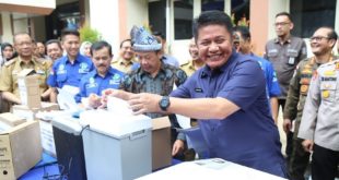 Gubernur Sumsel, Herman Deru, memimpin Pemusnahan arsip inaktif yang berlangsung di halaman Kantor Dinas Kearsipan Sumsel, pada hari Selasa tanggal 30 Mei 2023.