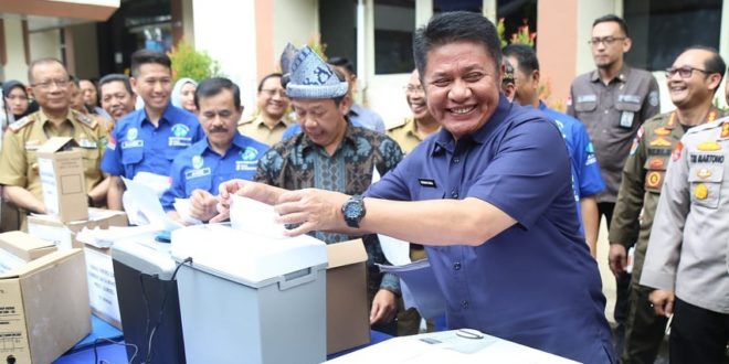 Gubernur Sumsel, Herman Deru, memimpin Pemusnahan arsip inaktif yang berlangsung di halaman Kantor Dinas Kearsipan Sumsel, pada hari Selasa tanggal 30 Mei 2023.