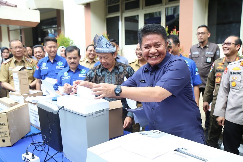 Gubernur Sumsel, Herman Deru, memimpin Pemusnahan arsip inaktif yang berlangsung di halaman Kantor Dinas Kearsipan Sumsel, pada hari Selasa tanggal 30 Mei 2023.