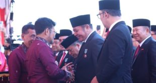 Gubernur Sumsel, Herman Deru menerima Anugerah Tanda Kehormatan Satyalancana Wira Karya dari Presiden Republik Indonesia, Joko Widodo, yang disematkan langsung oleh Menteri Pertanian (Mentan) Republik Indonesia, Syahrul Yasin Limpo.