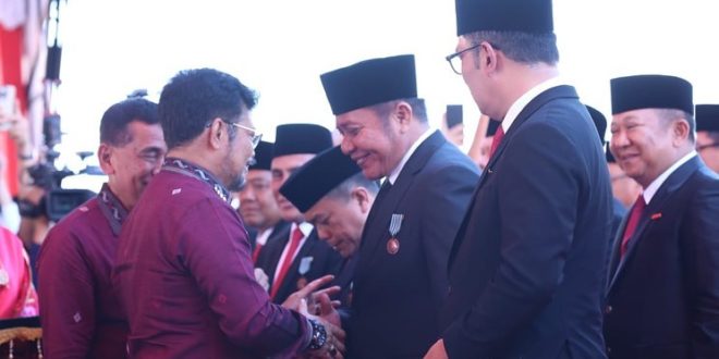Gubernur Sumsel, Herman Deru menerima Anugerah Tanda Kehormatan Satyalancana Wira Karya dari Presiden Republik Indonesia, Joko Widodo, yang disematkan langsung oleh Menteri Pertanian (Mentan) Republik Indonesia, Syahrul Yasin Limpo.