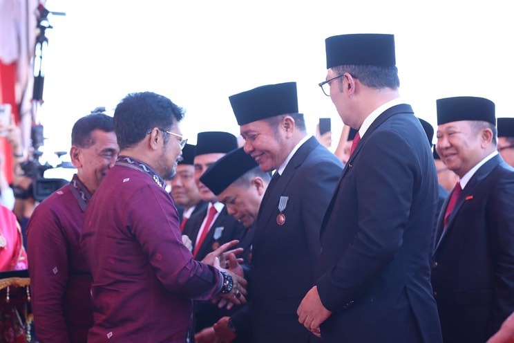 Gubernur Sumsel, Herman Deru menerima Anugerah Tanda Kehormatan Satyalancana Wira Karya dari Presiden Republik Indonesia, Joko Widodo, yang disematkan langsung oleh Menteri Pertanian (Mentan) Republik Indonesia, Syahrul Yasin Limpo.