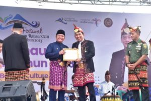Gubernur Provinsi Sumatera Selatan, Herman Deru, bersama Bupati Kabupaten OKU Selatan, Popo Ali Martopo, pada pembukaan Festival Danau Ranau ke XXIII Tahun 2023 di Desa Banding Agung, hari Rabu tanggal 21 Juni 2023. (foto : bekisarmedia.id/aprizal)