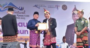 Gubernur Provinsi Sumatera Selatan, Herman Deru, bersama Bupati Kabupaten OKU Selatan, Popo Ali Martopo, pada pembukaan Festival Danau Ranau ke XXIII Tahun 2023 di Desa Banding Agung, hari Rabu tanggal 21 Juni 2023. (foto : bekisarmedia.id/aprizal)
