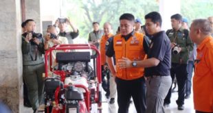 Gubernur Sumatera Selatan, Herman Deru, memeriksa peralatan bantuan dari BNPB terkait pencegahan Kebakaran Hutan dan Lahan, hari Kamis tanggal 22 Juni 2023 di Griya Agung, Kota Palembang. (foto : bekisarmedia.id/aprizal)