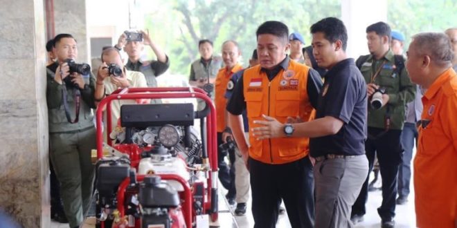 Gubernur Sumatera Selatan, Herman Deru, memeriksa peralatan bantuan dari BNPB terkait pencegahan Kebakaran Hutan dan Lahan, hari Kamis tanggal 22 Juni 2023 di Griya Agung, Kota Palembang. (foto : bekisarmedia.id/aprizal)
