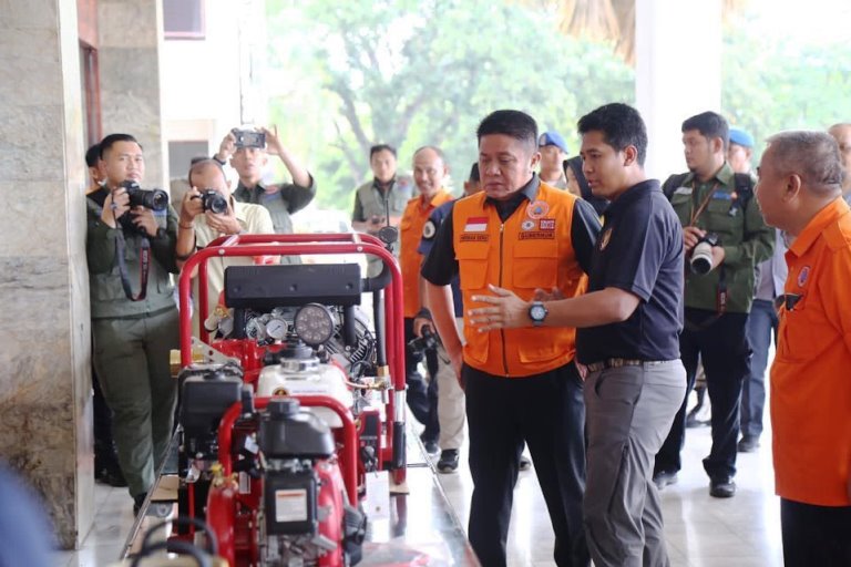 Gubernur Sumatera Selatan, Herman Deru, memeriksa peralatan bantuan dari BNPB terkait pencegahan Kebakaran Hutan dan Lahan, hari Kamis tanggal 22 Juni 2023 di Griya Agung, Kota Palembang. (foto : bekisarmedia.id/aprizal)