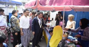 Gubernur Provinsi Sumatera Selatan, Herman Deru, mendatangi secara langsung Festival Makanan Bingen yang digelar di Lorong Roda, Talang Semut, Kecamatan Bukit Kecil, Kota Palembang, pada hari Sabtu siang tanggal 24 Juni 2023. (foto : bekisarmedia.id/aprizal)