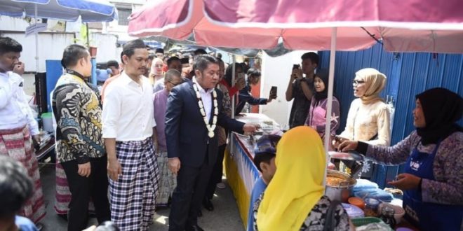Gubernur Provinsi Sumatera Selatan, Herman Deru, mendatangi secara langsung Festival Makanan Bingen yang digelar di Lorong Roda, Talang Semut, Kecamatan Bukit Kecil, Kota Palembang, pada hari Sabtu siang tanggal 24 Juni 2023. (foto : bekisarmedia.id/aprizal)
