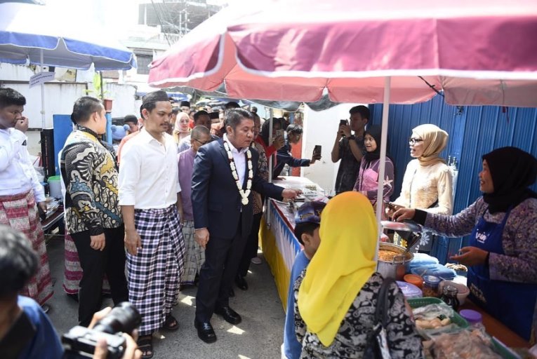 Gubernur Provinsi Sumatera Selatan, Herman Deru, mendatangi secara langsung Festival Makanan Bingen yang digelar di Lorong Roda, Talang Semut, Kecamatan Bukit Kecil, Kota Palembang, pada hari Sabtu siang tanggal 24 Juni 2023. (foto : bekisarmedia.id/aprizal)