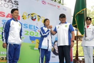 Gubernur Provinsi Sumatera Selatan (Sumsel), Herman Deru, saat pelepasan keberangkatan kontingen yang akan berlaga pada Festival Olahraga Rekreasi Masyarakat Nasional (FORNAS) VII di Provinsi Jawa Barat (Jabar), pada hari Rabu tanggal 28 Juni 2023 di Griya Agung Palembang. (foto : bekisarmedia.id/aprizal)
