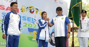 Gubernur Provinsi Sumatera Selatan (Sumsel), Herman Deru, saat pelepasan keberangkatan kontingen yang akan berlaga pada Festival Olahraga Rekreasi Masyarakat Nasional (FORNAS) VII di Provinsi Jawa Barat (Jabar), pada hari Rabu tanggal 28 Juni 2023 di Griya Agung Palembang. (foto : bekisarmedia.id/aprizal)