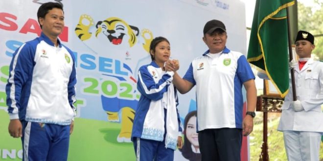 Gubernur Provinsi Sumatera Selatan (Sumsel), Herman Deru, saat pelepasan keberangkatan kontingen yang akan berlaga pada Festival Olahraga Rekreasi Masyarakat Nasional (FORNAS) VII di Provinsi Jawa Barat (Jabar), pada hari Rabu tanggal 28 Juni 2023 di Griya Agung Palembang. (foto : bekisarmedia.id/aprizal)