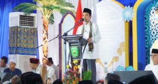 Ustadz Abdul Somad (UAS) memberikan nasehat pada acara Nuzulul Qur'an tahun 1.444 Hijriyah di Masjid Al-Hayza Desa Srinanti, Kecamatan Pedamaran, Kabupaten Ogan Komering Ilir (OKI), hari Jum’at tanggal 14 April 2023. (foto : Humas Pemprov Sumsel)