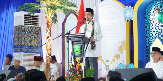 Ustadz Abdul Somad (UAS) memberikan nasehat pada acara Nuzulul Qur'an tahun 1.444 Hijriyah di Masjid Al-Hayza Desa Srinanti, Kecamatan Pedamaran, Kabupaten Ogan Komering Ilir (OKI), hari Jum’at tanggal 14 April 2023. (foto : Humas Pemprov Sumsel)