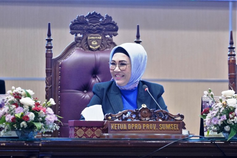 Ketua DPRD Sumsel, Hj. Anita Noeringhati, memimpin Rapat Paripurna LXIV dengan Agenda Penyampaian Penjelasan Gubernur Sumsel terhadap Rancangan Peraturan Daerah (Raperda) Provinsi Sumsel tentang Pertanggungjawaban Pelaksanaan Anggaran Pendapatan dan Belanja Daerah (APBD) tahun 2022 di Gedung Paripurna DPRD Sumsel, pada hari Senin tanggal 5 Juni 2023.