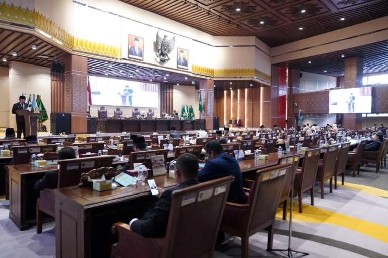 Suasana Rapat Paripurna LXIV dengan Agenda Penyampaian Penjelasan Gubernur Sumsel terhadap Rancangan Peraturan Daerah (Raperda) Provinsi Sumsel tentang Pertanggungjawaban Pelaksanaan Anggaran Pendapatan dan Belanja Daerah (APBD) tahun 2022 di Gedung Paripurna DPRD Sumsel, pada hari Senin tanggal 5 Juni 2023.