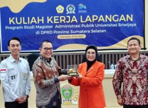 Dekan FISIP UNSRI, Prof. Dr. Alfitri, M.Si., foto bersama Ketua DPRD Sumsel, Hj. Anita Noeringhati, (berjilbab), pada acara serah terima Kuliah Kerja Lapangan Mahasiswa Magister Administrasi Publik Fakultas Ilmu Sosial dan Politik Universitas Sriwijaya, ada hari Jum'at tanggal 16 Juni 2023.