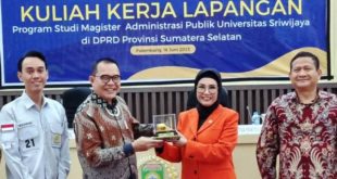 Dekan FISIP UNSRI, Prof. Dr. Alfitri, M.Si., foto bersama Ketua DPRD Sumsel, Hj. Anita Noeringhati, (berjilbab), pada acara serah terima Kuliah Kerja Lapangan Mahasiswa Magister Administrasi Publik Fakultas Ilmu Sosial dan Politik Universitas Sriwijaya, ada hari Jum'at tanggal 16 Juni 2023.