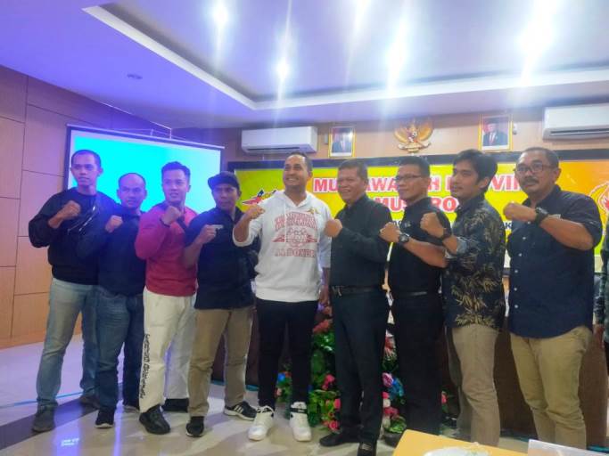Drs. Tamrin, M.Si., Ketua Keluarga Olahraga Tarung Derajat (Kodrat) Provinsi Sumatera Selatan, foto bersama peserta Musyawarah Provinsi di Hotel Swarna Dwipa, pada hari Minggut anggal 18 Juni 2023. (foto : bekisarmedia.id/aprizal)
