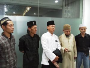 Perwakilan Relawan Syal Putih saat diwawancara oleh wartawan setelah menyatakan dukungan kepada Akbar Alfaro untuk maju pada Pemilihan Kepala Daerah (Pilkada) Kota Palembang periode 2024-2029, hari Senin tanggal 19 Juni 2023.