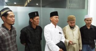 Perwakilan Relawan Syal Putih saat diwawancara oleh wartawan setelah menyatakan dukungan kepada Akbar Alfaro untuk maju pada Pemilihan Kepala Daerah (Pilkada) Kota Palembang periode 2024-2029, hari Senin tanggal 19 Juni 2023.