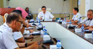 Asisten Perekonomian dan Pembangunan Sekretariat Daerah (Setda) Kabupaten Musi Banyuasin, Andi Wijaya Busro, memimpin Rapat Persiapan terkait pelaksanaan Gerakan Pangan Murah serentak secara nasional, hari Rabu tanggal 21 Juni 2023 di Ruang Rapat Randik. (foto : BekisarMedia.id/Mirza)