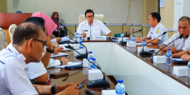 Asisten Perekonomian dan Pembangunan Sekretariat Daerah (Setda) Kabupaten Musi Banyuasin, Andi Wijaya Busro, memimpin Rapat Persiapan terkait pelaksanaan Gerakan Pangan Murah serentak secara nasional, hari Rabu tanggal 21 Juni 2023 di Ruang Rapat Randik. (foto : BekisarMedia.id/Mirza)