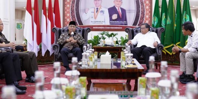 Pj. Bupati Kabupaten Musi Banyuasin, H. Apriyadi Mahmud, menerima kunjungan dari perwakilan SKK Migas pada hari Kamis tanggal 22 Juni 2023 di Guest House Griya Bumi Serasan Sekate, Sekayu. (foto : bekisarmedia.id/arba'a)