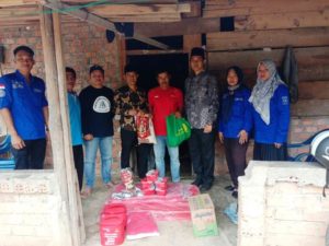 Camat Babat Toman, Heru Kharisma, bersama perwakilan dari Dinas Sosial Kabupaten Musi Banyuasin, memberikan bantuan kepada Herianto dan keluarga, karena mengalami kebakaran pada hari Jum'at tanggal 23 Juni 2023 malam. (foto : bekisarmedia.id/arba'a)
