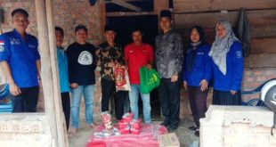 Camat Babat Toman, Heru Kharisma, bersama perwakilan dari Dinas Sosial Kabupaten Musi Banyuasin, memberikan bantuan kepada Herianto dan keluarga, karena mengalami kebakaran pada hari Jum'at tanggal 23 Juni 2023 malam. (foto : bekisarmedia.id/arba'a)