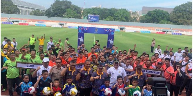 Wakil Ketua DPRD Sumsel, Giri Ramanda N. Kiemas, foto bersama anak-anak dari Sekolah Sepak Bola di Kota Palembang saat menghadiri pembukaan Turnamen Sepak Bola Antar Organisasi Perangkat Daerah (OPD) Provinsi Sumatera Selatan yang digelar di Stadion Bumi Sriwijaya, Palembang, pada hari Rabu tanggal 31 Mei 2023.