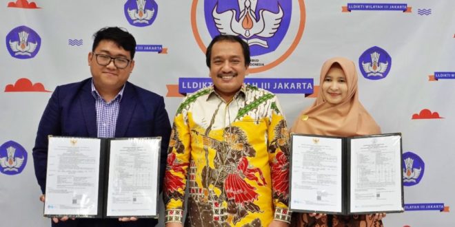 Prof. Dr. Ibnu Sina Chandranegara, S.H., M.H, (berkacamata), Dosen Universitas Muhammadiyah Jakarta, yang baru-baru ini meraih gelar profesor atau Guru Besar di usianya yang masih 33 tahun. (foto : SEMIVA)