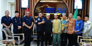 Gubernur Provinsi Sumatera Selatan, Herman Deru saat menerima Pengurus Lembaga Pengembangan Tilawatil Qur'an (LPTQ) Sumsel, K.H. Mudrik Qori, bersama dengan rombongan, di Ruang Tamu Gubernur Sumsel pada hari Kamis tanggal 6 April 2023, dalam rangka melaporkan keberangkatan Sabiq Bil Khoirot yang akan bertanding di Yordania. (foto : Humas Pemprov Sumsel)